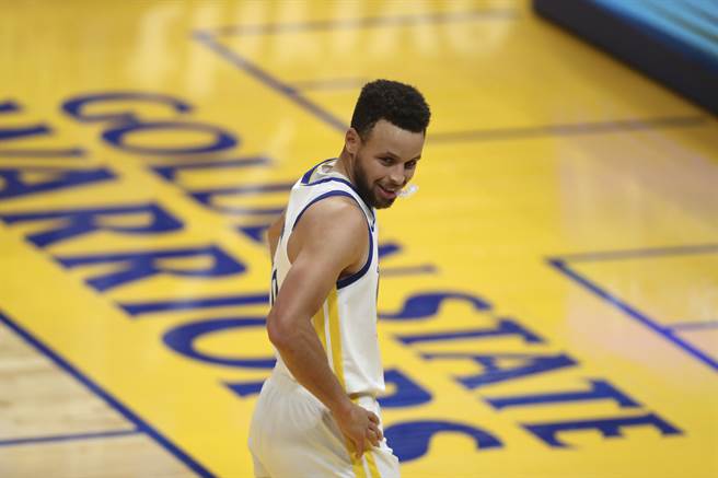 美國媒體爆料，全明星賽期間湖人一哥詹姆斯曾經試圖招攬勇士當家球星史提芬柯瑞。(美聯社資料照)