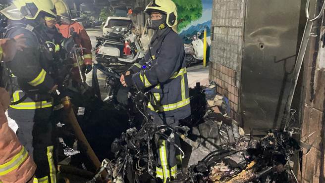 新莊路邊機車清晨自燃　路邊4機車燒成灰(翻攝照片／戴上容新北傳真)