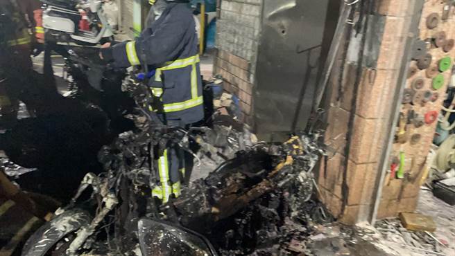 新莊路邊機車清晨自燃　路邊4機車燒成灰(翻攝照片／戴上容新北傳真)