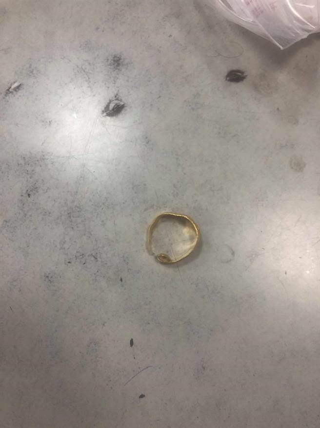 淡水男搶銀樓9000元金戒指，10分鐘內遭警逮捕（翻攝照片／戴上容新北傳真）