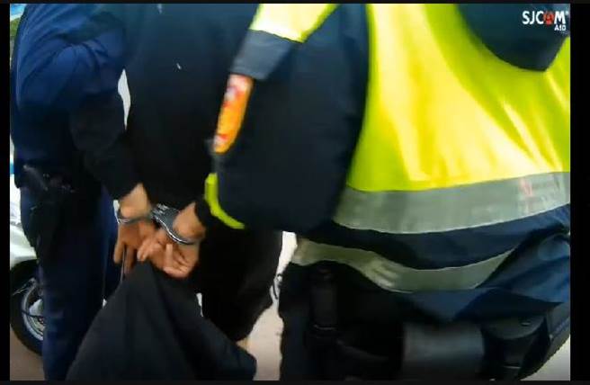 淡水男搶銀樓9000元金戒指，10分鐘內遭警逮捕（翻攝照片／戴上容新北傳真）