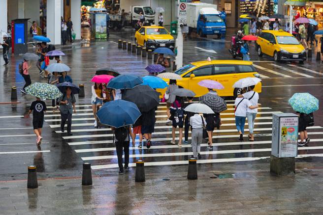 中南部水情吃紧，民眾寄望梅雨季到来以解除旱象。（达志影像/shutterstock)