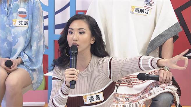 《同学来了》节目中蔷蔷分享遭前男友拿电线勒脖及握有她不雅照。(图/中天综合台提供)