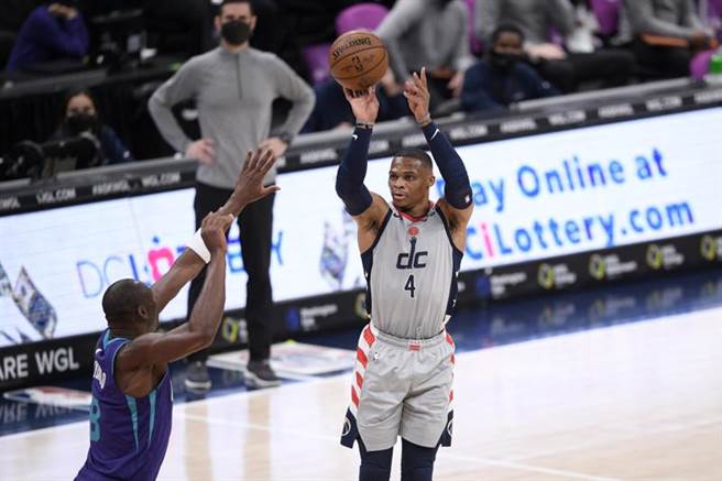 韋斯布魯克連續三場繳出大三元成績單，可惜巫師仍遭黃蜂螫傷，2連勝止步。(美聯社)