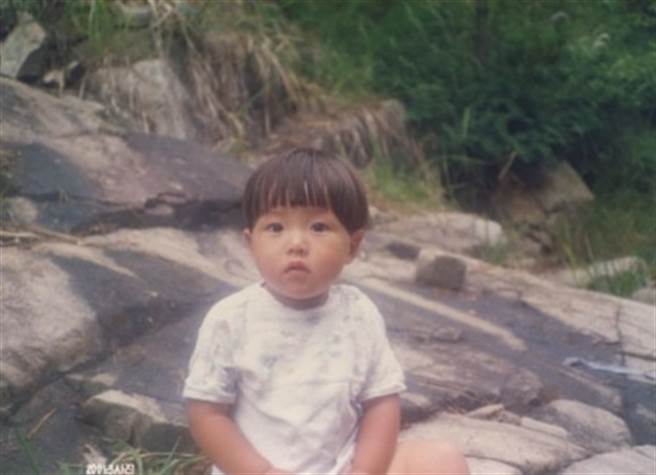 宋仲基3岁就长得很可爱。（图／FB@시간 훅가는 페이지）