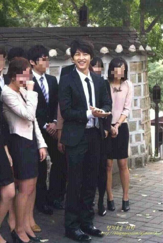 宋仲基念大学时是校草。（图／FB@시간 훅가는 페이지）