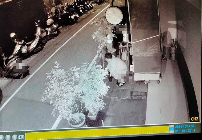 一名陌生男子无故在深夜时，于汐止某民宅骑楼排泄，过程全被监视器画面拍摄下。（翻摄脸书社团《汐止集团》）