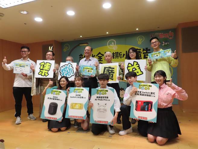 新北集「撕」广益活动开跑，邀请YouTuber「一起上学吧」站台。（叶德正摄）