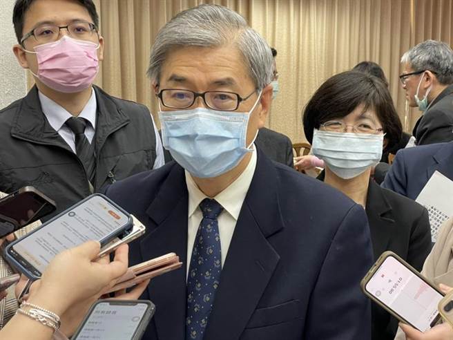 （金管会主委黄天牧表示，要成立新金控公司，要看三标准。图／魏乔怡）