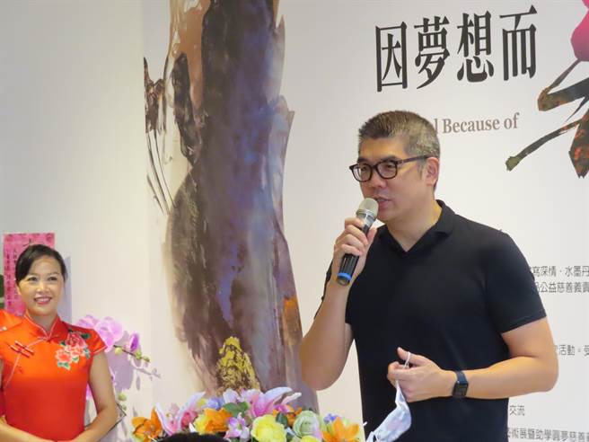 国民党智库副董事长连胜文31日在彰化县立美术馆出席陈俗蓉「因梦想而美丽」水墨画展致词。（吴敏菁摄）