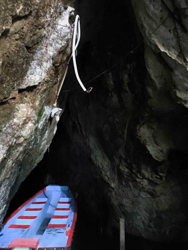 月洞洞中有積水成池大約5公尺，湖水會隨著月亮盈虧而漲落，且岩壁到處可見鐘乳石上的蝙蝠群蹤跡，及伏流、石筍等景觀，不過須由專人駕駛小舟入內參觀。（豐濱鄉公所提供／羅亦晽花蓮傳真）