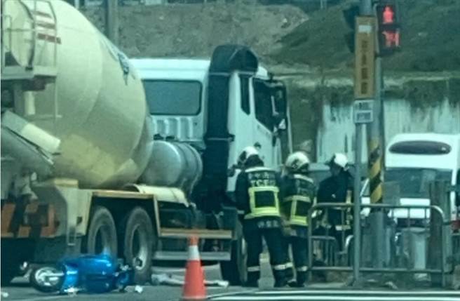 台中31日发生水泥预拌车辗机车，骑士惨死车祸（截自记者爆料网）