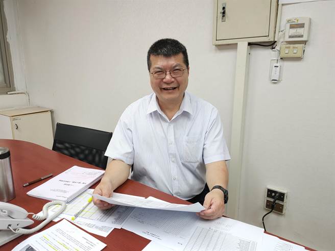 台大注册组主任李宏森说明个人申请台大第一阶段录取结果。（李侑珊摄）