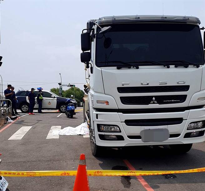 台中市南屯区永春东三路与环中路五段交叉路口，31日上午10时55分许，发生一起死亡车祸。（民眾提供）