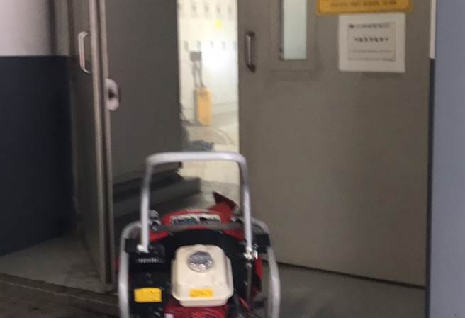 台积电位于新竹科学园区的厂区今（31日）上午9时发生火警，经初步了解，为园区二路的12厂区疑似配电盘过热窜出白烟，现场并未见明火，警消接获通报到场后已紧急排烟。（民眾提供／罗浚滨新竹传真）