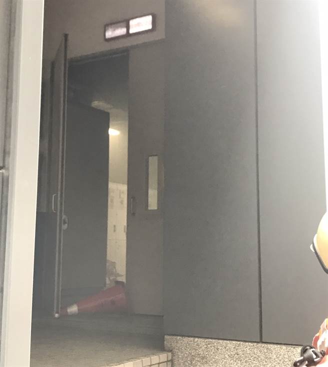 台积电位于新竹科学园区的厂区今（31日）上午9时发生火警，经初步了解，为园区二路的12厂区疑似配电盘过热窜出白烟。（民眾提供／罗浚滨新竹传真）