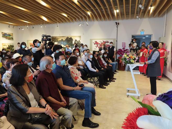 彰化县文化局在彰化县立美术馆展出「因梦想而美丽～陈俗蓉墨情山水涧水墨个展」，31日开幕。（吴敏菁摄）