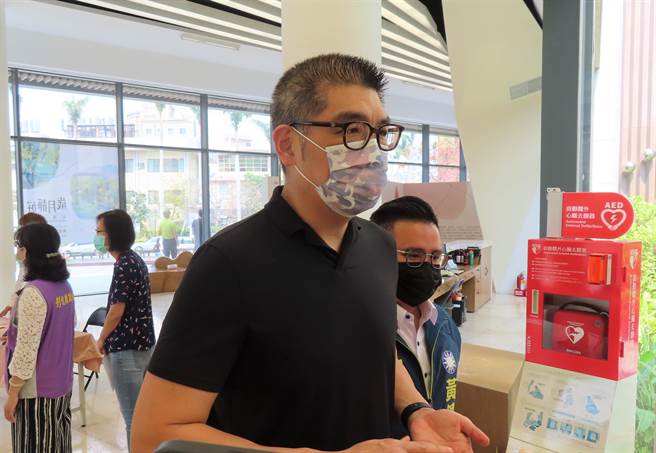 彰化县文化局在彰化县立美术馆展出「因梦想而美丽～陈俗蓉墨情山水涧水墨个展」，31日开幕，连胜文致词。（吴敏菁摄）