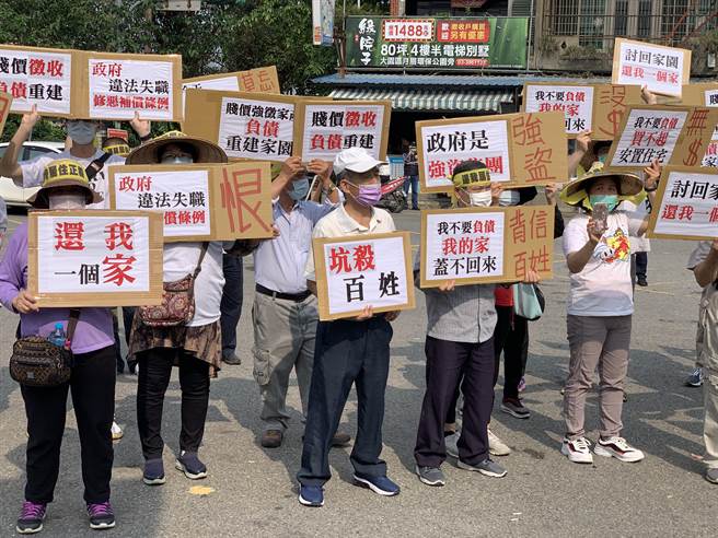 公民監督聯盟陣線3月31日一早帶領一行人前往航空城聯合服務中心前抗議。（姜霏攝）