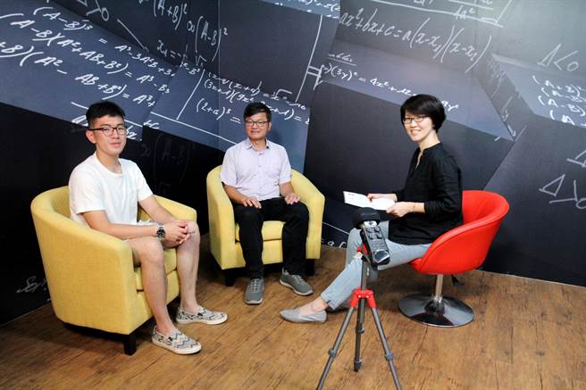 由阳明交通大学出版社企制的《NYCU PRESS说书中》Podcast最新单元「大学学什么？」，首集邀请到资工系教授陈永升（中）与就读大三、学联会会长刘子齐（左）谈「资工系学什么？」。（阳明交大提供／陈育贤新竹传真）