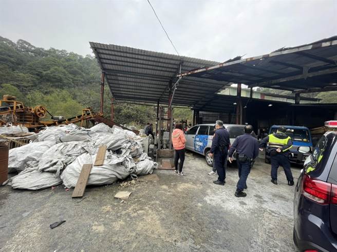 林口非法工厂污染空气还嚣张反监控，图为拆除前（新北市府提供／戴上容新北传真）