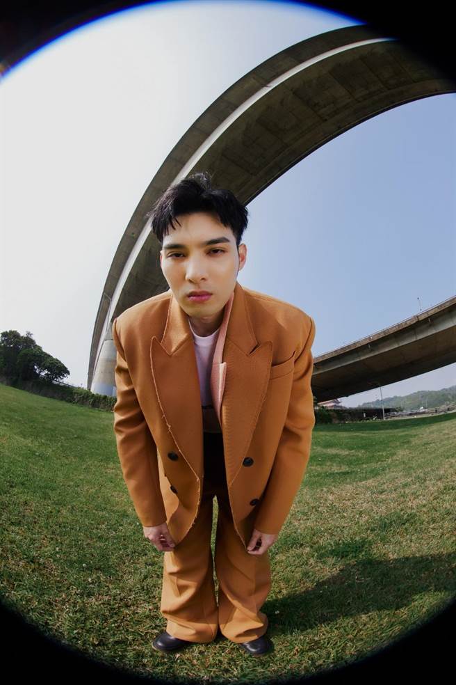 黄伟晋为了凸显〈好累〉疲倦、无力的慵懒氛围，摆出各种瘫软的状态。（爱贝克思提供）