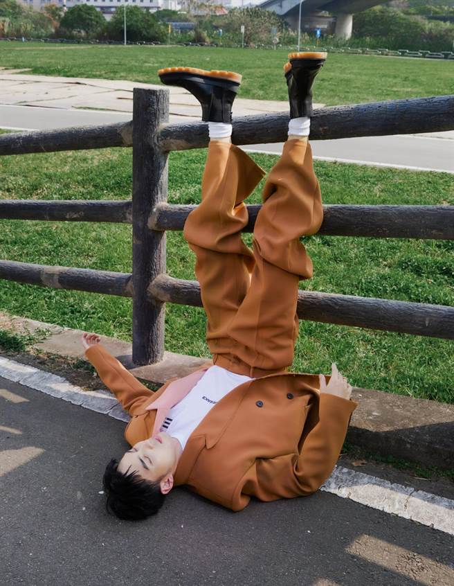 黄伟晋为了凸显〈好累〉疲倦、无力的慵懒氛围，摆出各种瘫软的状态。（爱贝克思提供）