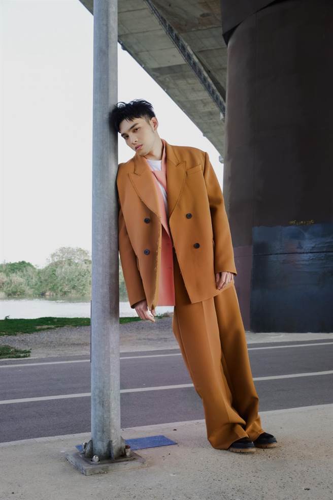 黄伟晋为了凸显〈好累〉疲倦、无力的慵懒氛围，摆出各种瘫软的状态。（爱贝克思提供）