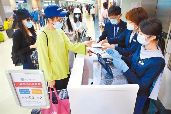 進入機場且配戴口罩防疫的民眾。（本報資料照）