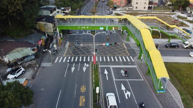 树林文化陆桥因使用率过低，2日至3日将陆续拆除大梁、楼梯，新北市预计今年再拆6座影响人行环境的陆桥。（新北市养工处提供）