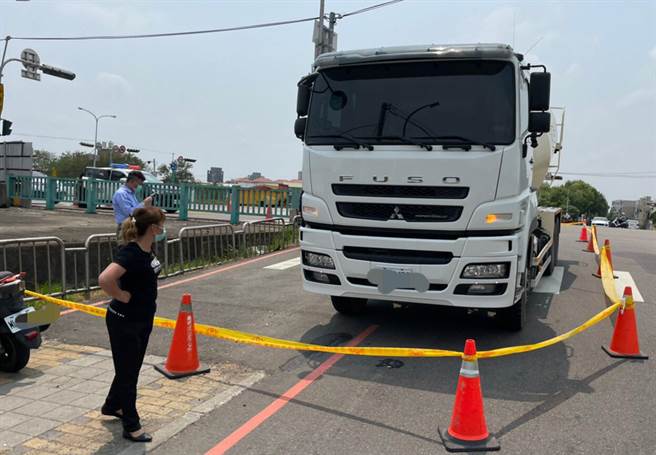 台中市南屯區永春東三路、環中路五段，上午發生預拌混凝土車與機車擦撞的交通事故，造成林女傷重不治。（民眾提供）