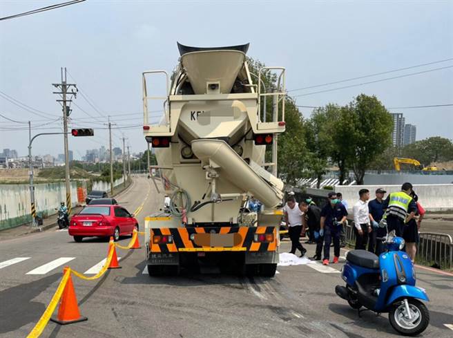 台中市南屯區永春東三路、環中路五段，上午發生預拌混凝土車與機車擦撞的交通事故，造成林女傷重不治。（民眾提供）