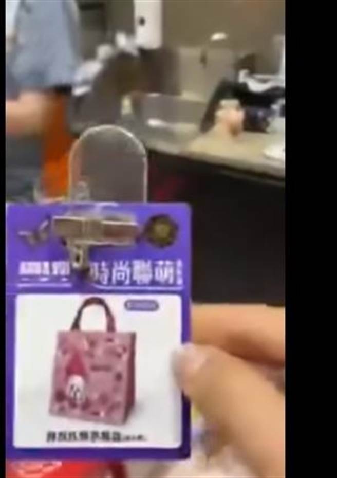 44岁吴女30日晚间到泰山超商消费，见廖姓女店员忙着结帐没回应，扯下店员名牌（翻摄自爆料公社／戴上容新北传真）