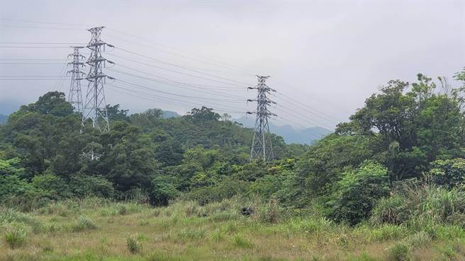 新北市瑞芳区31日早上10点多惊传一名39岁李姓台电员工在维修电塔（右）时不慎触电。（翻摄照片／陈彩玲基隆传真）