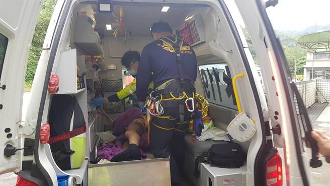 新北市瑞芳区31日早上10点多惊传一名39岁李姓台电员工在维修电塔时不慎触电。（翻摄照片／陈彩玲基隆传真）