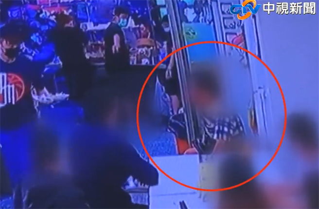 彰化知名米糕店28日遇上一名客人（紅圈處），因不滿店家讓他等候半小時，竟情緒失控拿鐵椅砸人。（圖／中視新聞提供）
