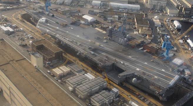 有鑑于左倾议员不断提案删减国防预算并挪用于新冠肺炎之上，魏特曼呼吁民主党将资源投注在海军之上，并提升民间船厂能力。图为停泊于诺福克乾坞的布希号(CVN 77)。(图/DVIDS)