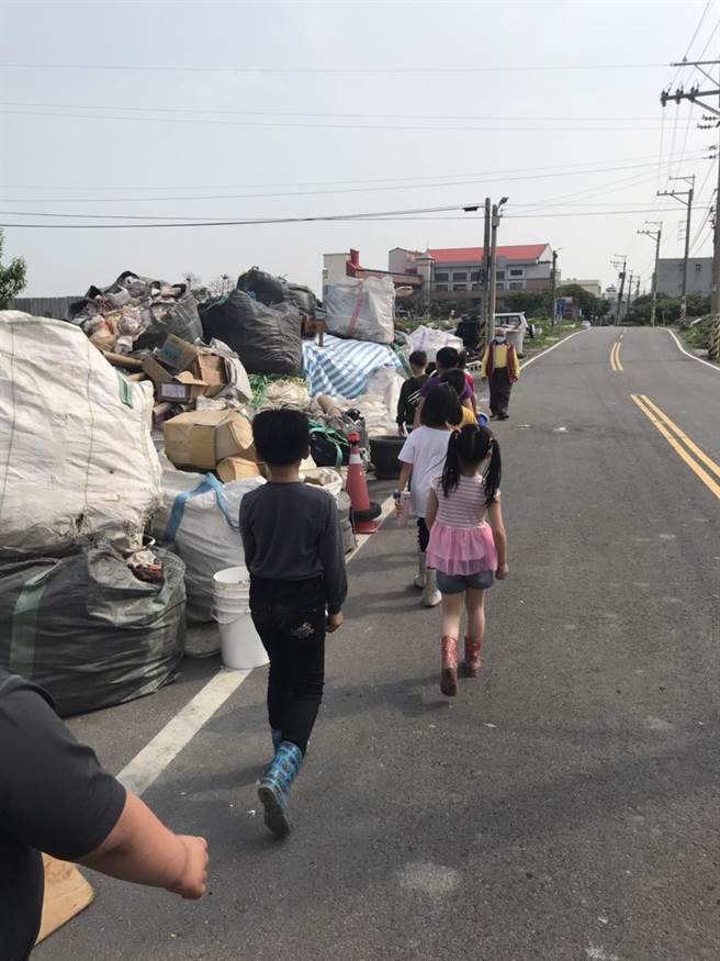 資源回收廠長期占用道路，影響鄰近文武國小通學，學童被迫與車爭道。（王文吉攝）