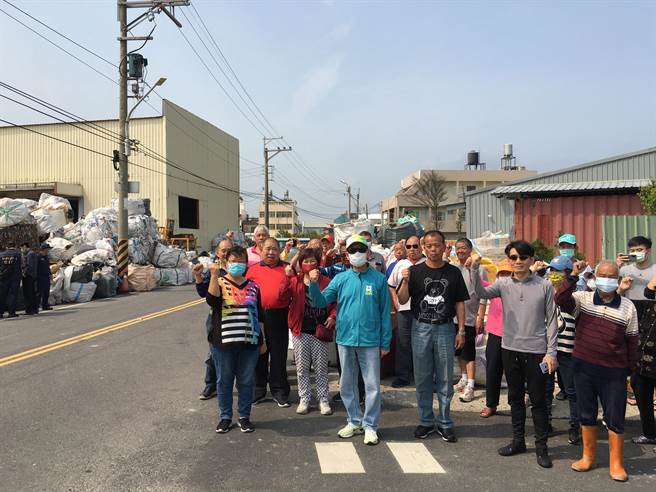 台中市議員吳敏濟邀集環保局、交通局、大甲公所等單位會勘資源回收廠路霸。（王文吉攝）