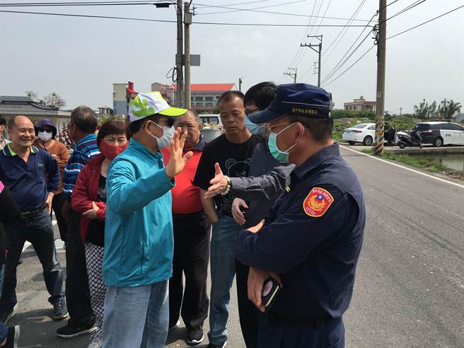 台中市議員吳敏濟要求市府拿出魄力，令業者限期改善。（王文吉攝）
