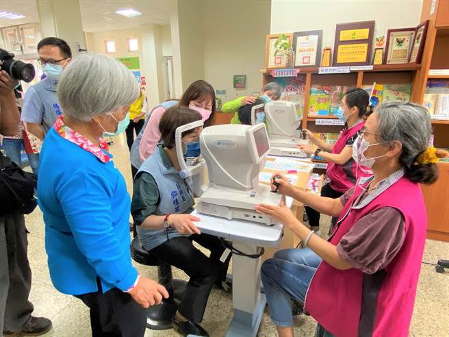 苗栗县副县长邓桂菊体验眼科巡迴医疗服务，呼吁乡亲照顾好灵魂之窗，让生活更健康。（巫静婷摄）