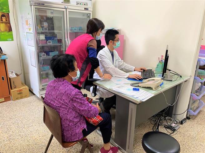 苗栗县卫生局与县内眼科医疗院所合作，3月31日启动苗栗县爱（eye）眼健康眼科巡迴医疗活动。（巫静婷摄）