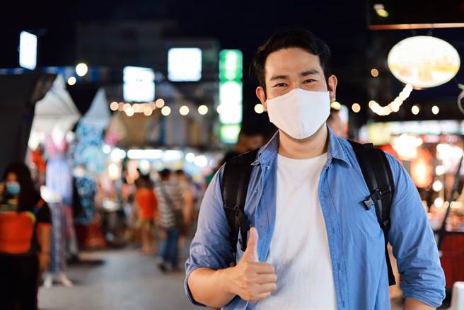 清明連假8大場所不戴口罩，指揮中心最高開罰1萬5千。（圖／Shutterstock）