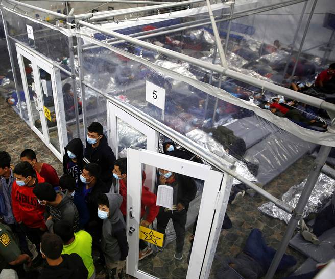 美官員：今年將有超過百萬移民抵達美墨邊界。(圖/路透)