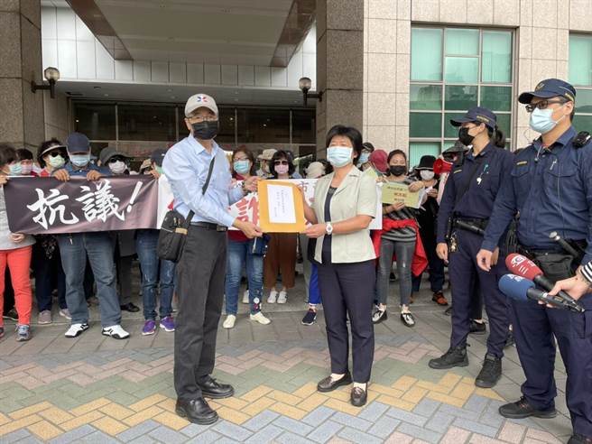 金管會派代表接受陳情書。（王揚傑攝）