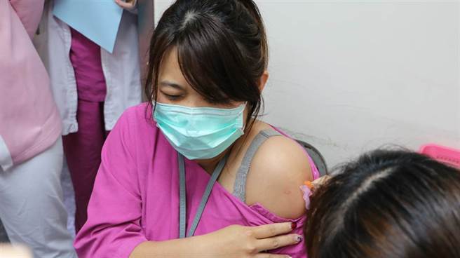 打完AZ後頭兩天最慘，指揮中心表示，7.8％醫護打完無法上班。圖為北榮急診部護理人員接種COVID-19疫苗。(資料照/北榮提供)