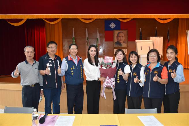 陳怡樺當選理事長後，包括縣議員溫宜靜（右起）陳碧華、張佳玲及竹南鎮代會主席何秀綿、鎮代表等多人都同來獻花慶賀。（謝明俊攝）