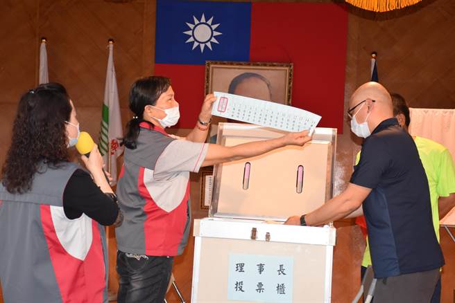 苗栗縣農會改選31日上午在竹南鎮農會舉行，陳怡樺以14票高票當選第19屆理事長。（謝明俊攝）