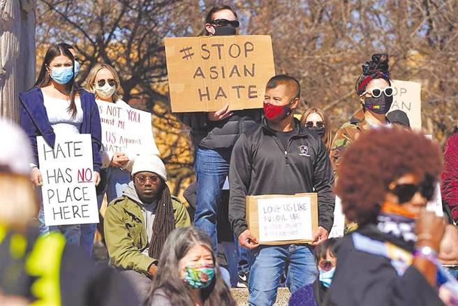 美國多地20日出現「反歧視亞裔」遊行示威，抗議針對亞裔人士的暴力行為，以及近期激增的亞裔仇恨事件。（美聯社）