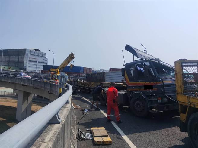 一部营业半联结车31日上午近10时行经国道1号南向374.4公里高雄端，疑似驾驶失控，撞击护栏后，侧翻于新生匝道。（翻摄照片／林瑞益高雄传真）